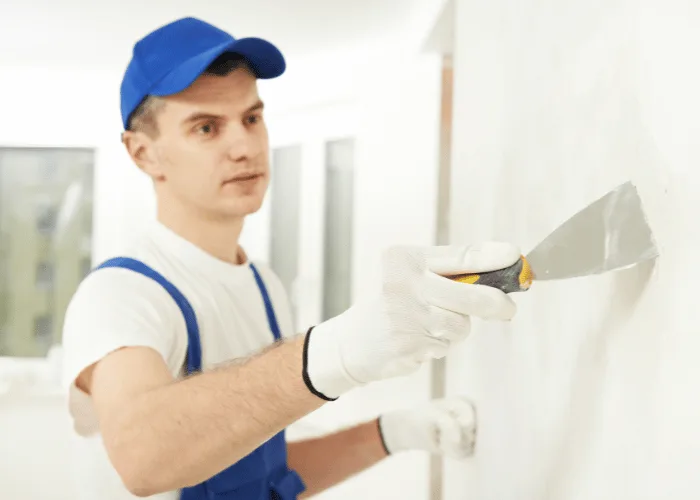 Handwerker spachtelt Wand in Wuppertal – Vorbereitung für Malerarbeiten