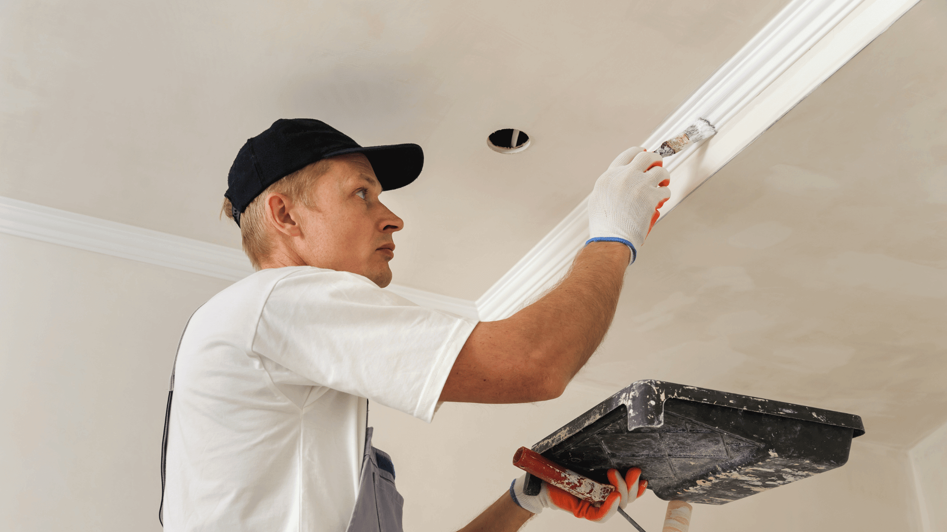 Perfekte Farbkante zwischen Wand und Decke