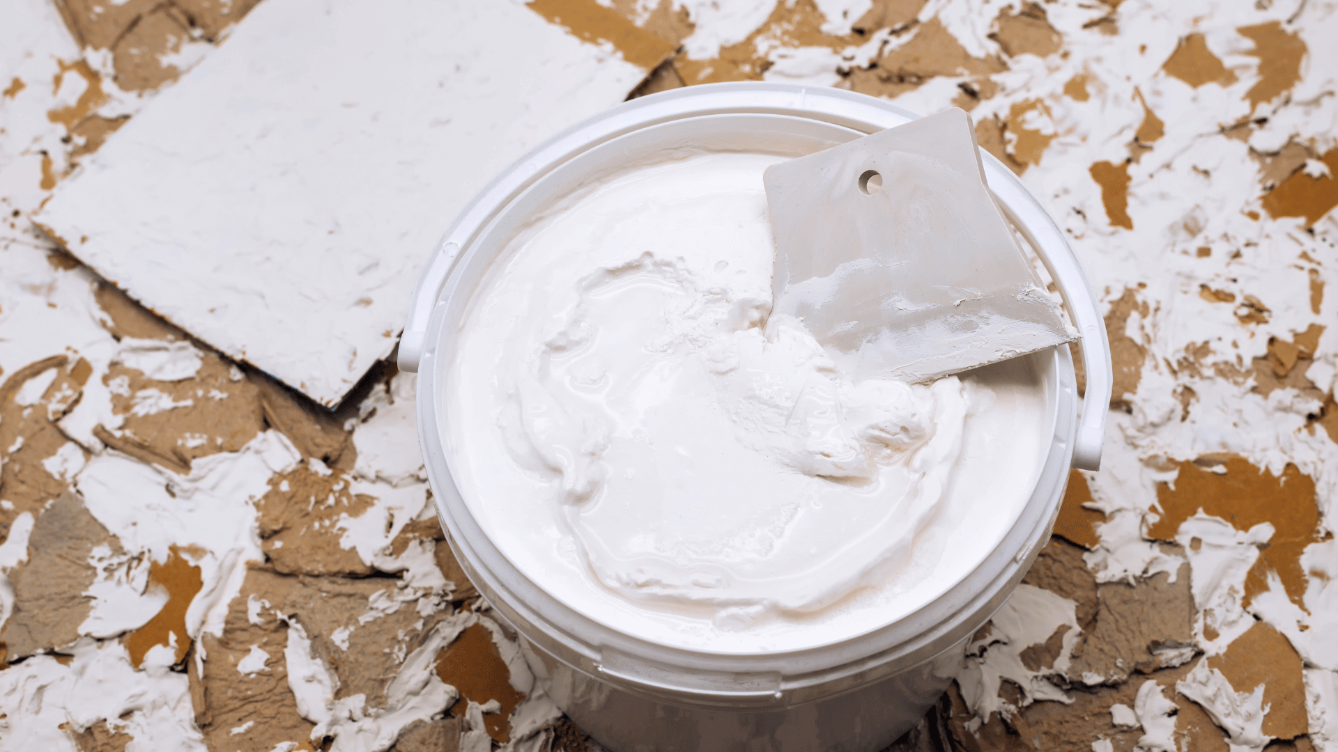 Gips-, Zement- oder Polymerspachtel? Die richtige Spachtelmasse für jede Wand