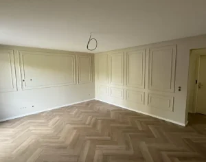 Montage dekorativer Zierleisten
