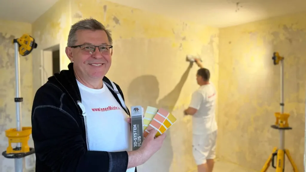 Spezialist wählt Wandfarbe für professionelle Malerarbeiten aus.